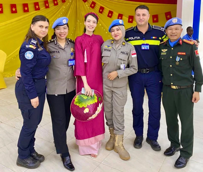 “Hoa xương rồng” trong nắng gió châu Phi “Hoa xương rồng” trong nắng gió châu Phi