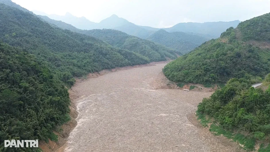 “Ma trận rác" bao phủ lòng hồ thủy điện lớn nhất Nghệ An “Ma trận rác" bao phủ lòng hồ thủy điện lớn nhất Nghệ An