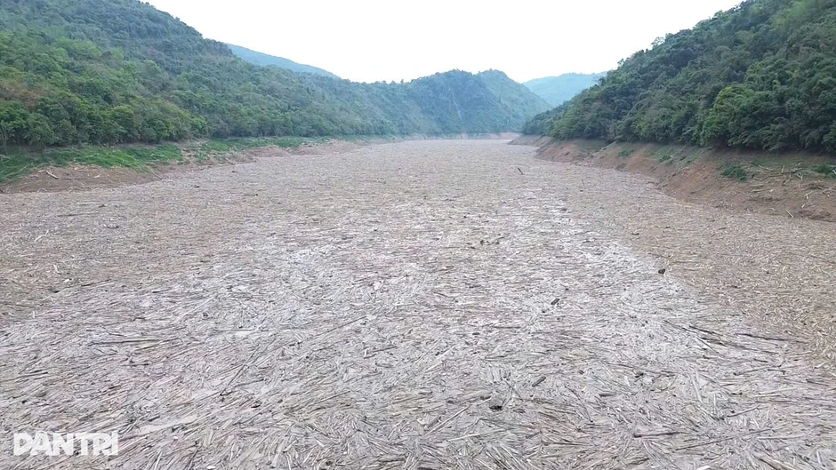 “Ma trận rác" bao phủ lòng hồ thủy điện lớn nhất Nghệ An “Ma trận rác" bao phủ lòng hồ thủy điện lớn nhất Nghệ An