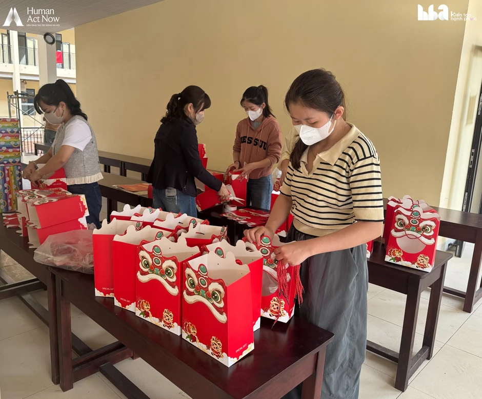 “Mang áo, giày, quà bánh lên vùng cao vẫn chưa đủ: Thứ trẻ em thiếu nhất lại không thể đóng vào thùng” “Mang áo, giày, quà bánh lên vùng cao vẫn chưa đủ: Thứ trẻ em thiếu nhất lại không thể đóng vào thùng”
