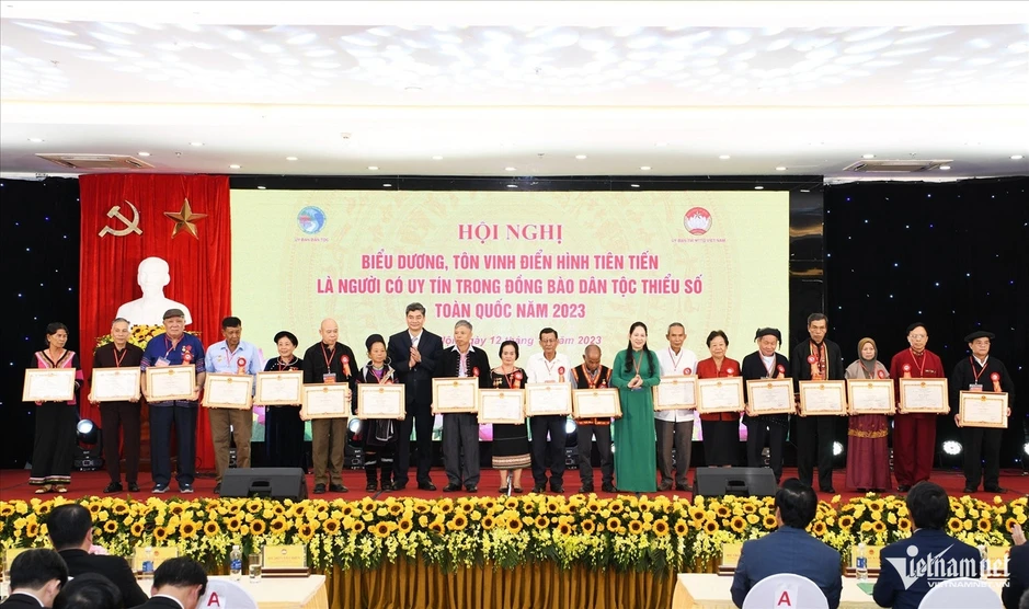 “Nâng cấp” chính sách, phát huy vai trò Người có uy tín ở cơ sở “Nâng cấp” chính sách, phát huy vai trò Người có uy tín ở cơ sở
