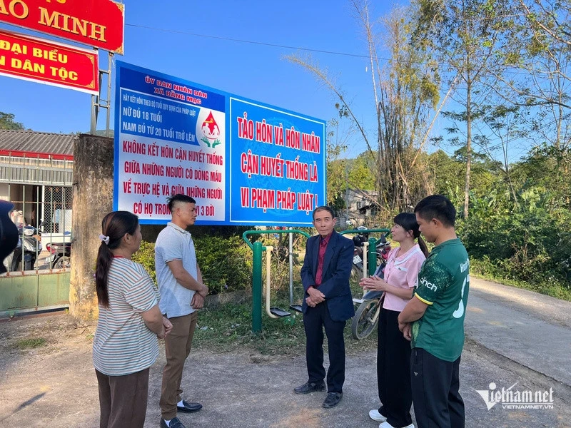 “Nâng cấp” chính sách, phát huy vai trò Người có uy tín ở cơ sở “Nâng cấp” chính sách, phát huy vai trò Người có uy tín ở cơ sở