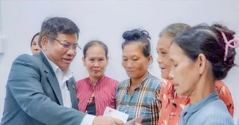 &nbsp;Thứ trưởng Y Thông chúc Tết Chôl Chnăm Thmây đồng bào Khmer xã an toàn khu