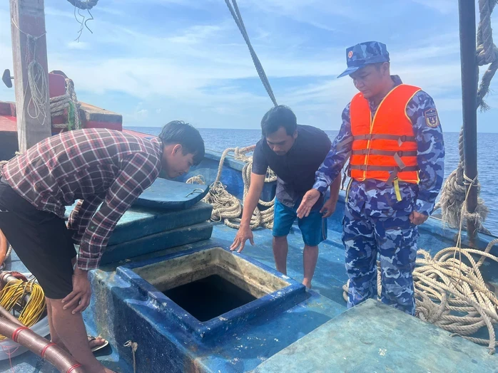 "Bí mật" bên trong tàu cá bị lực lượng làm nhiệm vụ của cảnh sát biển bắt giữ "Bí mật" bên trong tàu cá bị lực lượng làm nhiệm vụ của cảnh sát biển bắt giữ