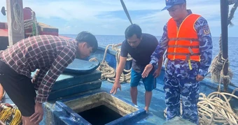 "Bí mật" bên trong tàu cá bị lực lượng làm nhiệm vụ của cảnh sát biển bắt giữ