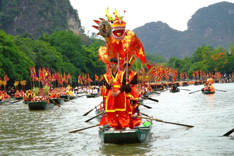 "Biển người" đổ về di sản thế giới Tràng An trong ngày mở cửa rừng "Biển người" đổ về di sản thế giới Tràng An trong ngày mở cửa rừng