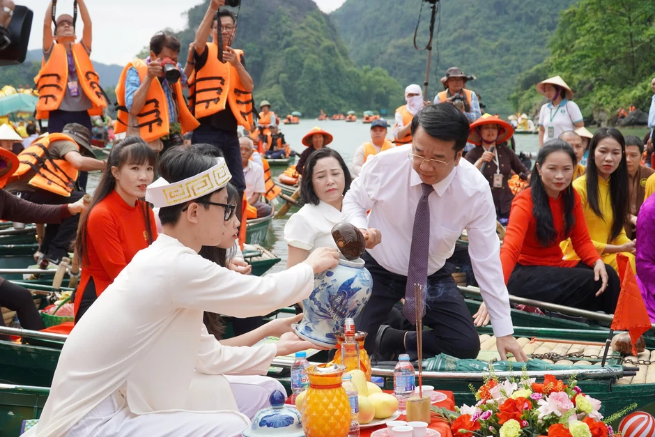 "Biển người" đổ về di sản thế giới Tràng An trong ngày mở cửa rừng "Biển người" đổ về di sản thế giới Tràng An trong ngày mở cửa rừng