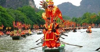 "Biển người" đổ về di sản thế giới Tràng An trong ngày mở cửa rừng