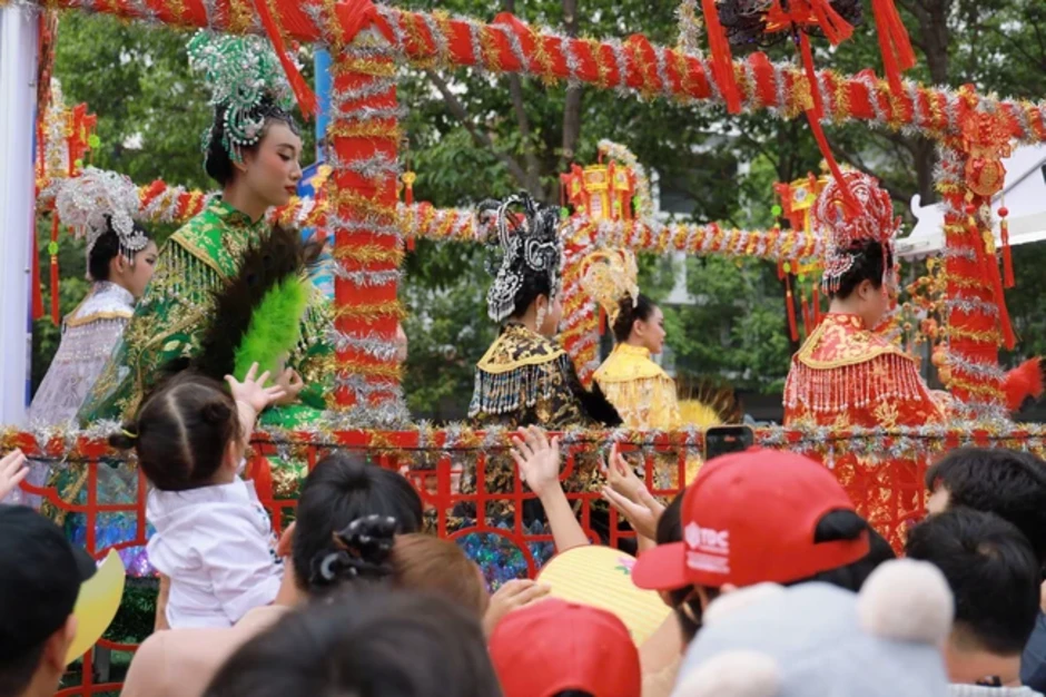 "Biển người" dự lễ rước Cộ Bà Thiên Hậu lớn nhất Đông Nam Bộ "Biển người" dự lễ rước Cộ Bà Thiên Hậu lớn nhất Đông Nam Bộ