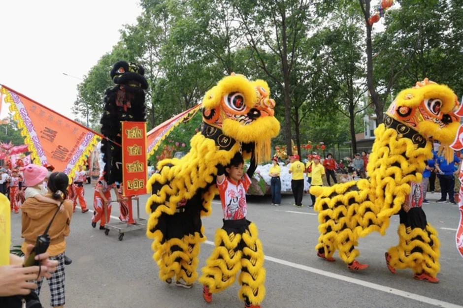 "Biển người" dự lễ rước Cộ Bà Thiên Hậu lớn nhất Đông Nam Bộ "Biển người" dự lễ rước Cộ Bà Thiên Hậu lớn nhất Đông Nam Bộ