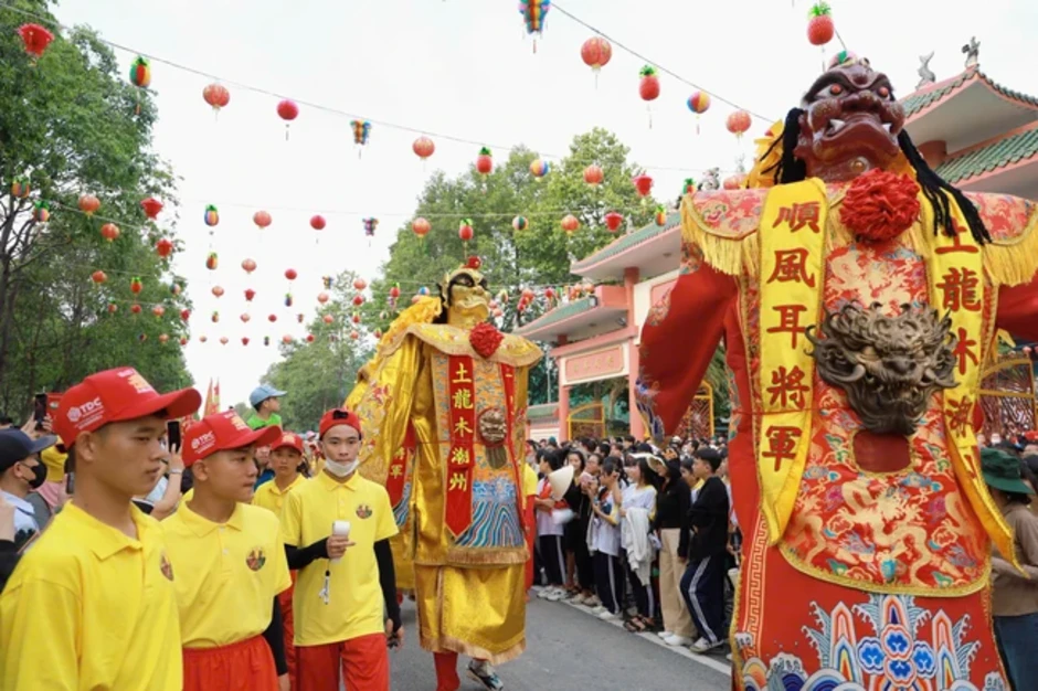 "Biển người" dự lễ rước Cộ Bà Thiên Hậu lớn nhất Đông Nam Bộ "Biển người" dự lễ rước Cộ Bà Thiên Hậu lớn nhất Đông Nam Bộ