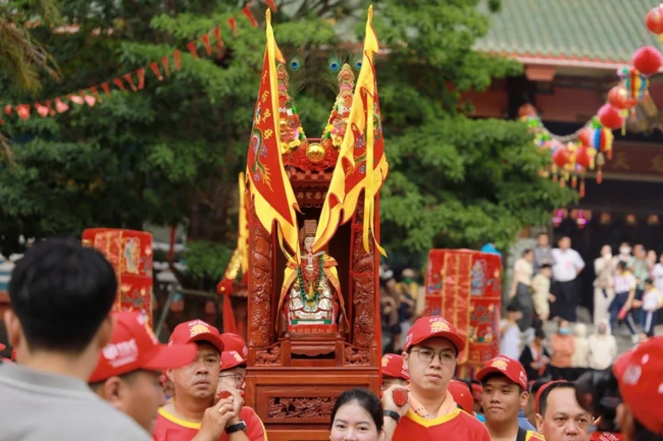 "Biển người" dự lễ rước Cộ Bà Thiên Hậu lớn nhất Đông Nam Bộ "Biển người" dự lễ rước Cộ Bà Thiên Hậu lớn nhất Đông Nam Bộ