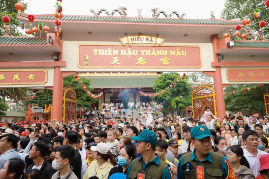 "Biển người" dự lễ rước Cộ Bà Thiên Hậu lớn nhất Đông Nam Bộ "Biển người" dự lễ rước Cộ Bà Thiên Hậu lớn nhất Đông Nam Bộ