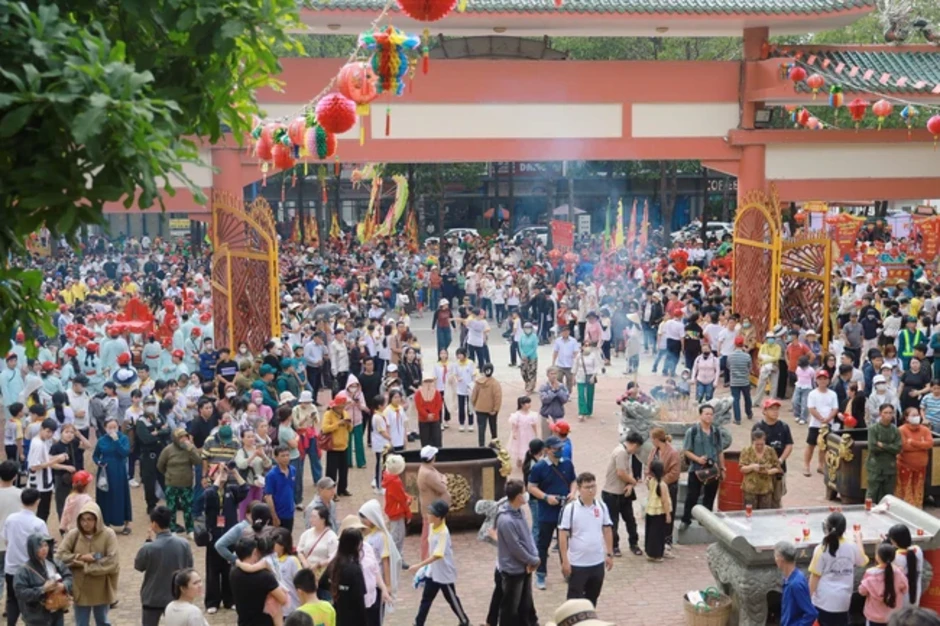 "Biển người" dự lễ rước Cộ Bà Thiên Hậu lớn nhất Đông Nam Bộ "Biển người" dự lễ rước Cộ Bà Thiên Hậu lớn nhất Đông Nam Bộ