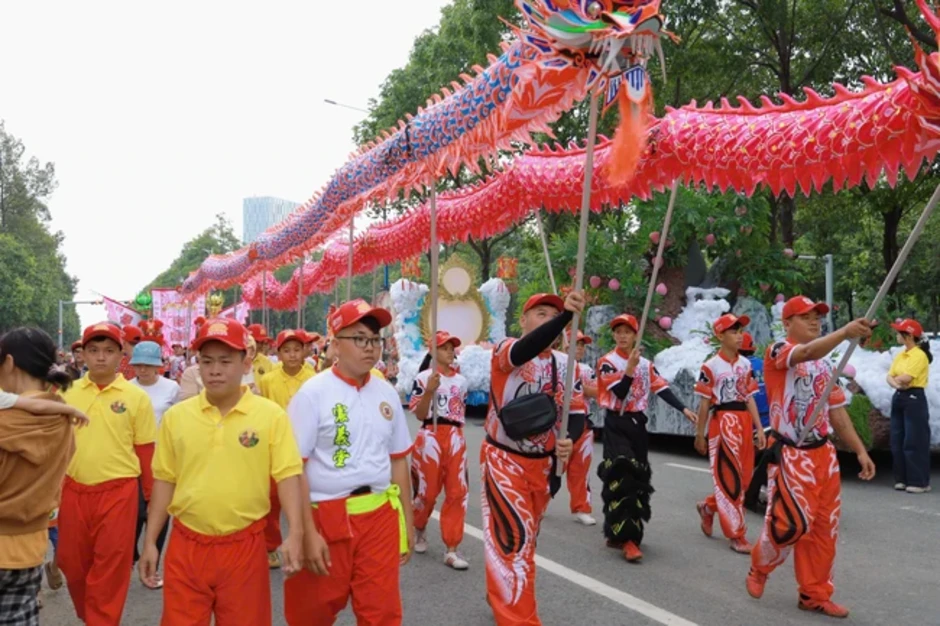 "Biển người" dự lễ rước Cộ Bà Thiên Hậu lớn nhất Đông Nam Bộ "Biển người" dự lễ rước Cộ Bà Thiên Hậu lớn nhất Đông Nam Bộ