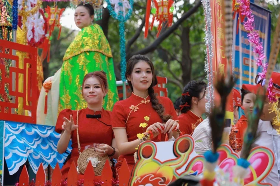 "Biển người" dự lễ rước Cộ Bà Thiên Hậu lớn nhất Đông Nam Bộ "Biển người" dự lễ rước Cộ Bà Thiên Hậu lớn nhất Đông Nam Bộ