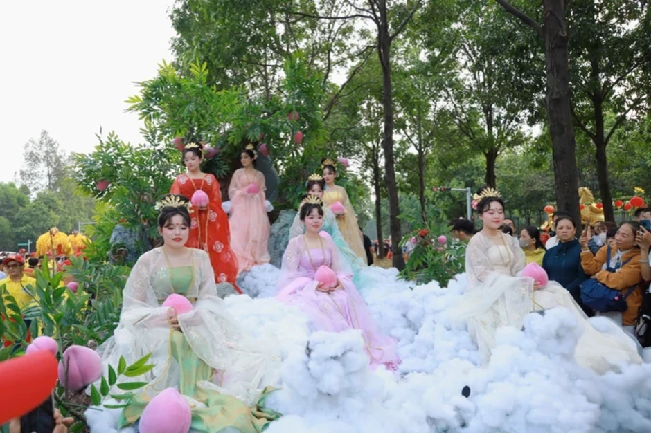 "Biển người" dự lễ rước Cộ Bà Thiên Hậu lớn nhất Đông Nam Bộ "Biển người" dự lễ rước Cộ Bà Thiên Hậu lớn nhất Đông Nam Bộ