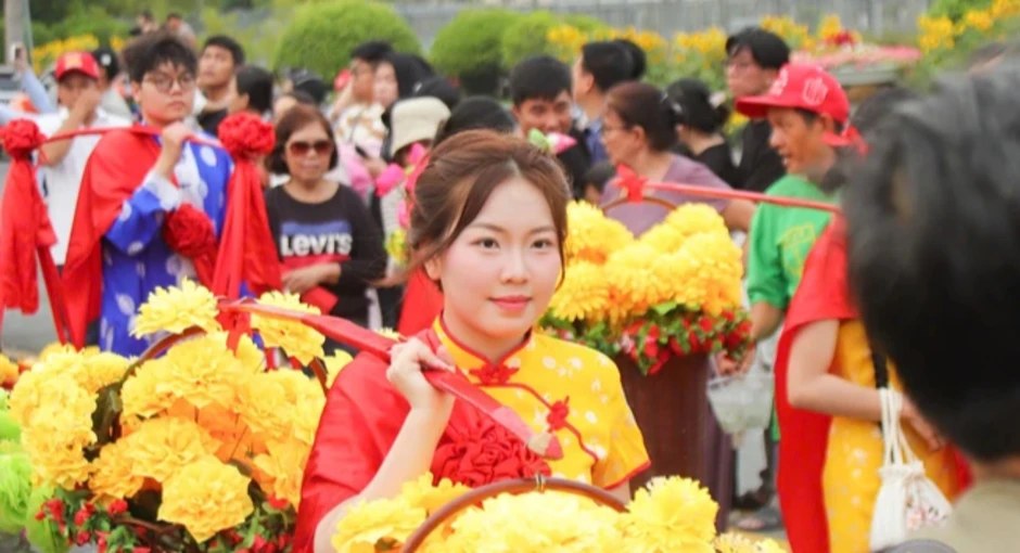 "Biển người" dự lễ rước Cộ Bà Thiên Hậu lớn nhất Đông Nam Bộ "Biển người" dự lễ rước Cộ Bà Thiên Hậu lớn nhất Đông Nam Bộ