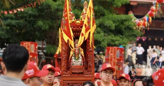 "Biển người" dự lễ rước Cộ Bà Thiên Hậu lớn nhất Đông Nam Bộ
