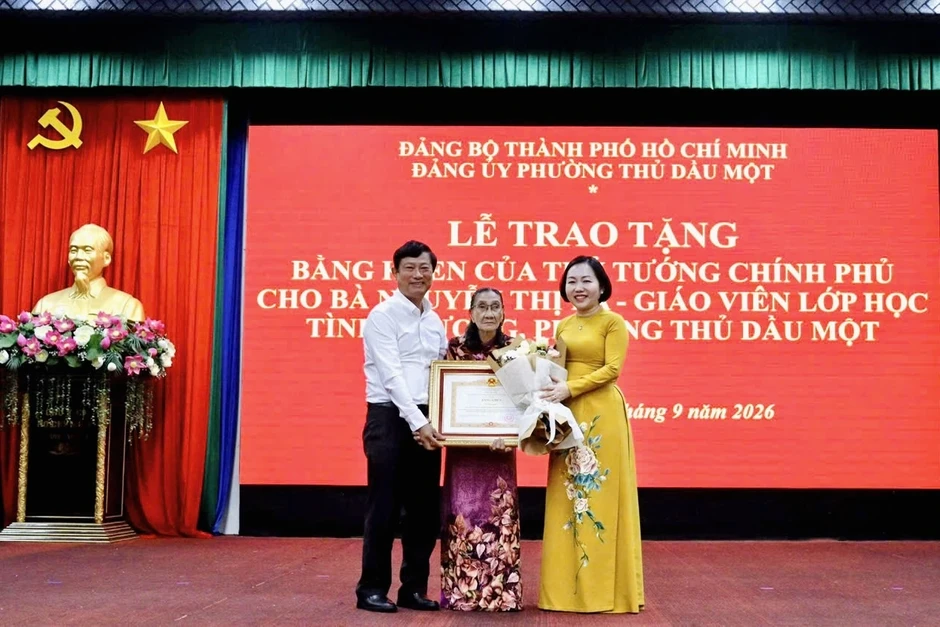 "Cô Ba" 78 tuổi ở TPHCM được Thủ tướng tặng bằng khen "Cô Ba" 78 tuổi ở TPHCM được Thủ tướng tặng bằng khen