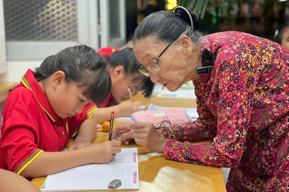 "Cô Ba" 78 tuổi ở TPHCM được Thủ tướng tặng bằng khen "Cô Ba" 78 tuổi ở TPHCM được Thủ tướng tặng bằng khen