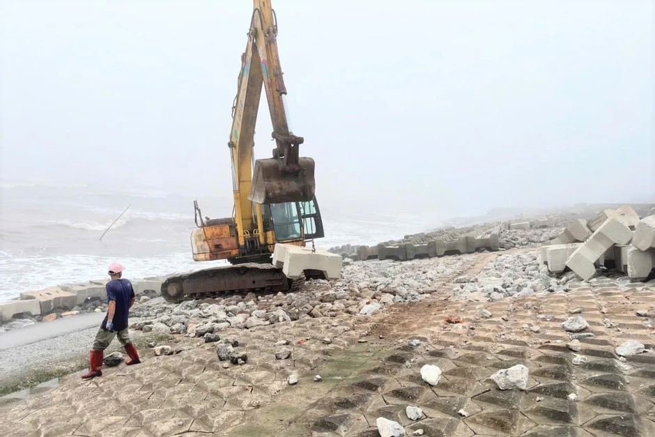 "Đê biển già yếu" ở Ninh Bình liên tục gặp sự cố sụt sạt "Đê biển già yếu" ở Ninh Bình liên tục gặp sự cố sụt sạt