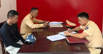 "Làm xiếc" trên quốc lộ, người đàn ông lộ loạt vi phạm