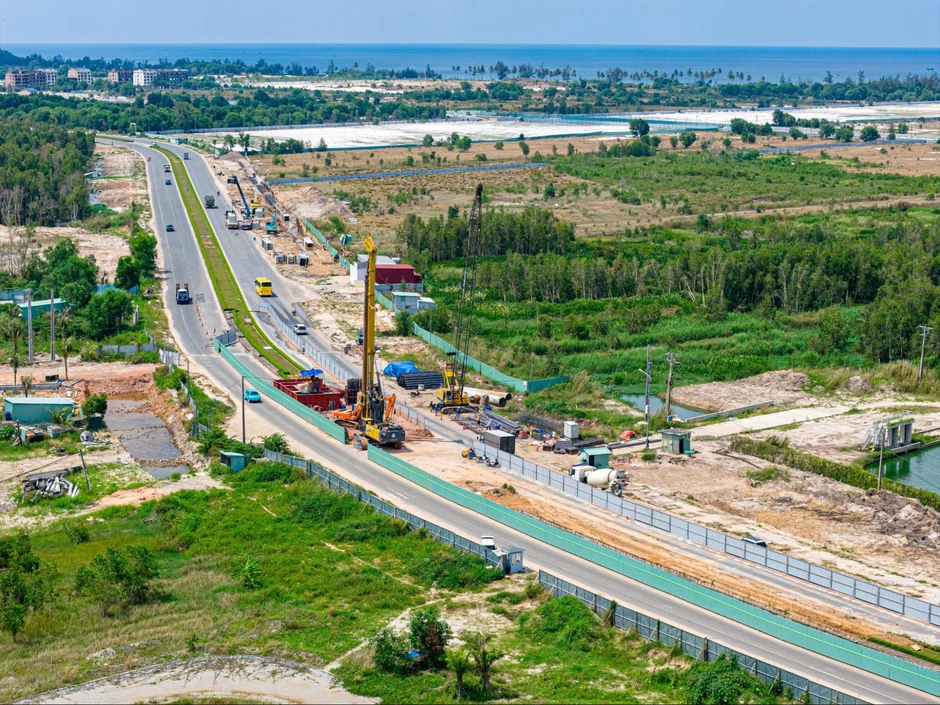 “Soi” tàu điện LRT Phú Quốc: Chạy 100 km/h, chở 4.500 khách, thẳng tiến đến công trình kỷ lục thế giới “Soi” tàu điện LRT Phú Quốc: Chạy 100 km/h, chở 4.500 khách, thẳng tiến đến công trình kỷ lục thế giới