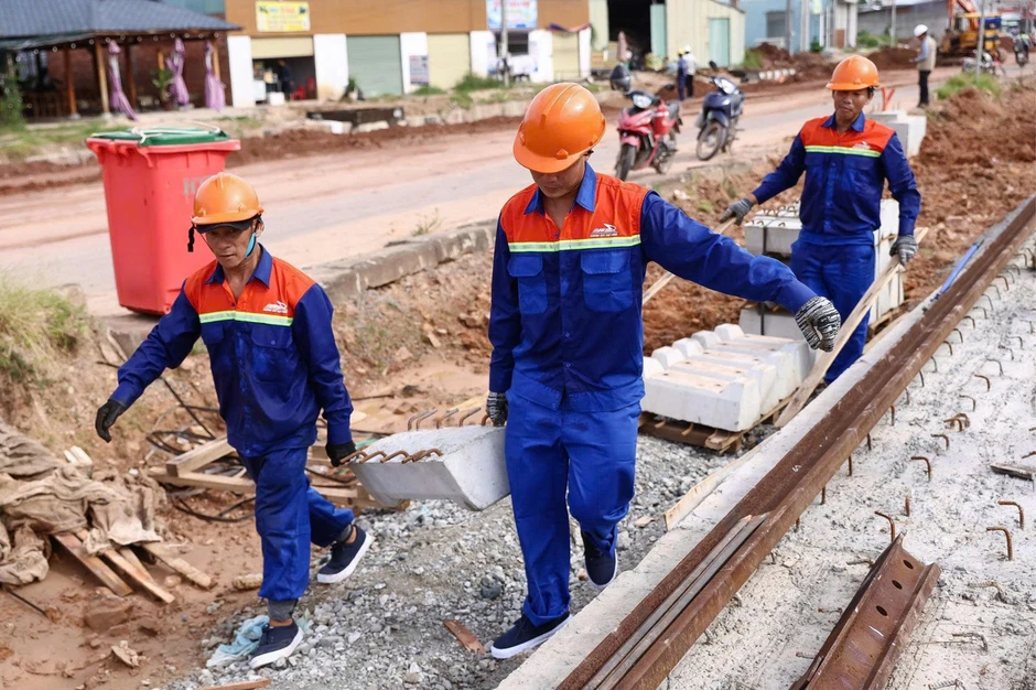 ‘Thần tốc’ thi công tuyến tàu điện đầu tiên tại Phú Quốc ‘Thần tốc’ thi công tuyến tàu điện đầu tiên tại Phú Quốc