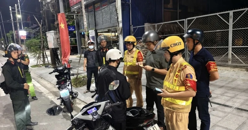 “Tổ tuần tra Thanh niên” góp phần giữ gìn an ninh, trật tự Cố đô Huế về đêm “Tổ tuần tra Thanh niên” góp phần giữ gìn an ninh, trật tự Cố đô Huế về đêm