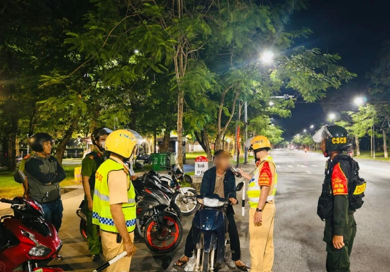“Tổ tuần tra Thanh niên” góp phần giữ gìn an ninh, trật tự Cố đô Huế về đêm “Tổ tuần tra Thanh niên” góp phần giữ gìn an ninh, trật tự Cố đô Huế về đêm