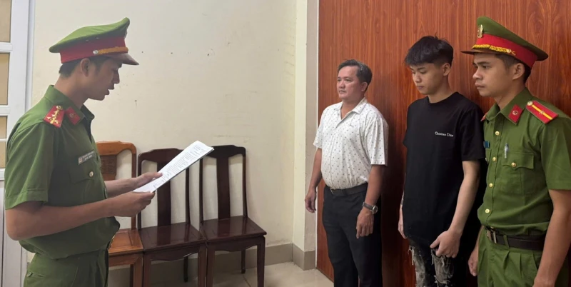 “Tổ tuần tra Thanh niên” góp phần giữ gìn an ninh, trật tự Cố đô Huế về đêm “Tổ tuần tra Thanh niên” góp phần giữ gìn an ninh, trật tự Cố đô Huế về đêm
