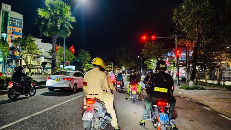 “Tổ tuần tra Thanh niên” góp phần giữ gìn an ninh, trật tự Cố đô Huế về đêm “Tổ tuần tra Thanh niên” góp phần giữ gìn an ninh, trật tự Cố đô Huế về đêm