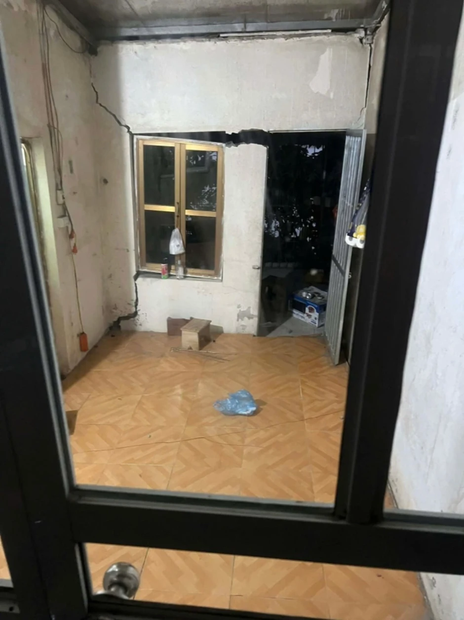 11 nhà dân nguy cơ sụt xuống sông Hồng 11 nhà dân nguy cơ sụt xuống sông Hồng