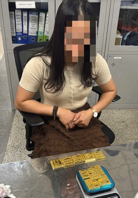 12,3 kg kim loại nghi vàng giấu trong quần áo lót 'tuồn' vào Việt Nam 12,3 kg kim loại nghi vàng giấu trong quần áo lót 'tuồn' vào Việt Nam