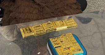 12,3 kg kim loại nghi vàng giấu trong quần áo lót 'tuồn' vào Việt Nam