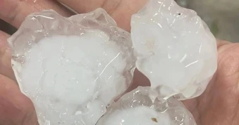12 người bị thương, 950 nhà bị tốc mái do mưa đá, dông lốc