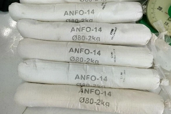 15 bao tải ghi "thuốc nổ ANFO" nằm trong kho một mỏ đá bỏ hoang 15 bao tải ghi "thuốc nổ ANFO" nằm trong kho một mỏ đá bỏ hoang