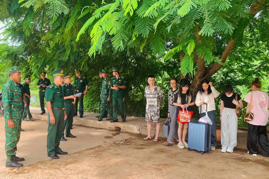 15 công dân Việt Nam được trao trả qua cửa khẩu Hà Tiên 15 công dân Việt Nam được trao trả qua cửa khẩu Hà Tiên