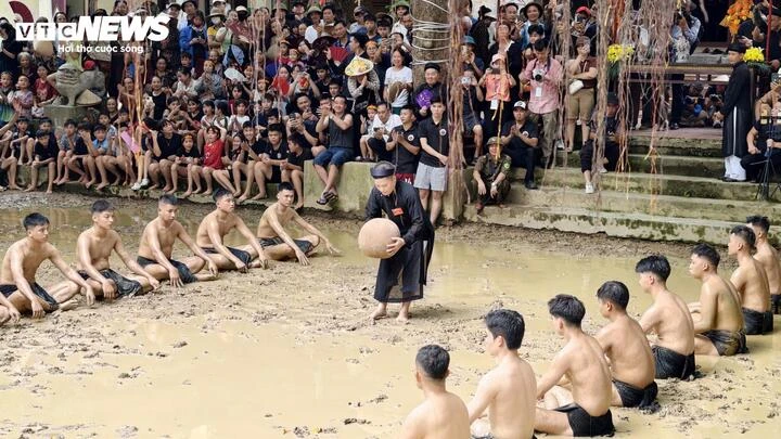 16 trai làng đóng khố, vật lộn dưới bùn tranh quả cầu gỗ 20kg ở Bắc Ninh 16 trai làng đóng khố, vật lộn dưới bùn tranh quả cầu gỗ 20kg ở Bắc Ninh