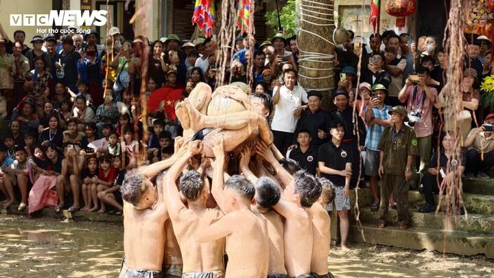 16 trai làng đóng khố, vật lộn dưới bùn tranh quả cầu gỗ 20kg ở Bắc Ninh 16 trai làng đóng khố, vật lộn dưới bùn tranh quả cầu gỗ 20kg ở Bắc Ninh
