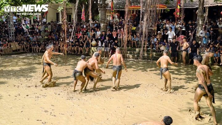 16 trai làng đóng khố, vật lộn dưới bùn tranh quả cầu gỗ 20kg ở Bắc Ninh 16 trai làng đóng khố, vật lộn dưới bùn tranh quả cầu gỗ 20kg ở Bắc Ninh