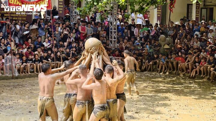 16 trai làng đóng khố, vật lộn dưới bùn tranh quả cầu gỗ 20kg ở Bắc Ninh 16 trai làng đóng khố, vật lộn dưới bùn tranh quả cầu gỗ 20kg ở Bắc Ninh
