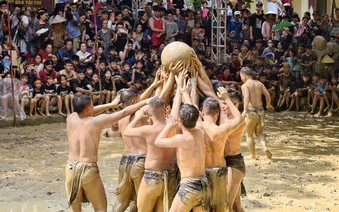 16 trai làng đóng khố, vật lộn dưới bùn tranh quả cầu gỗ 20kg ở Bắc Ninh