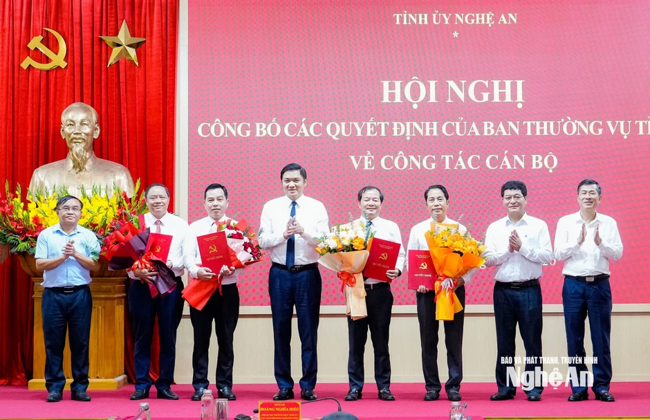 2 phó giám đốc sở được luân chuyển về một xã ở Nghệ An 2 phó giám đốc sở được luân chuyển về một xã ở Nghệ An