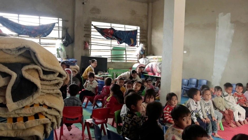 21 em nhỏ chen chúc học dưới mái hiên, lớp học tạm giữa vùng sạt lở 21 em nhỏ chen chúc học dưới mái hiên, lớp học tạm giữa vùng sạt lở