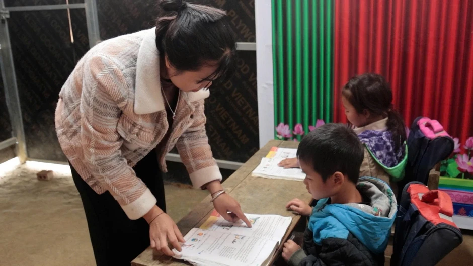 21 em nhỏ chen chúc học dưới mái hiên, lớp học tạm giữa vùng sạt lở 21 em nhỏ chen chúc học dưới mái hiên, lớp học tạm giữa vùng sạt lở