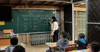 21 em nhỏ chen chúc học dưới mái hiên, lớp học tạm giữa vùng sạt lở