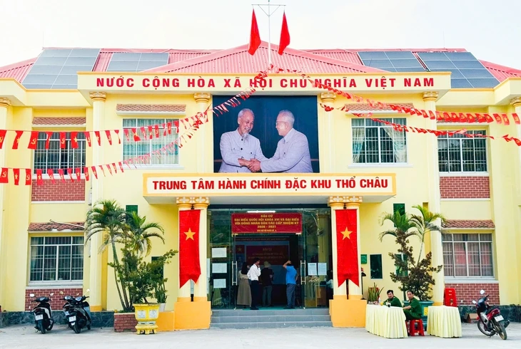 2.100 cử tri Thổ Châu đi bầu cử sớm 2.100 cử tri Thổ Châu đi bầu cử sớm