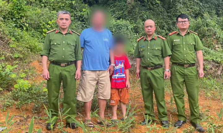 3 giờ tìm kiếm bé trai 8 tuổi ở Hà Nội đi lạc vào khe núi khi tham quan 3 giờ tìm kiếm bé trai 8 tuổi ở Hà Nội đi lạc vào khe núi khi tham quan
